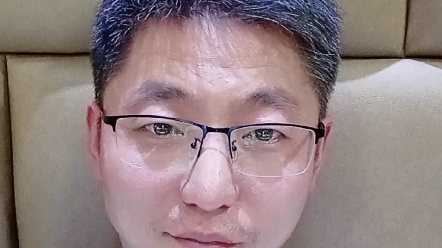 单眼皮的大叔最憨厚哈哈