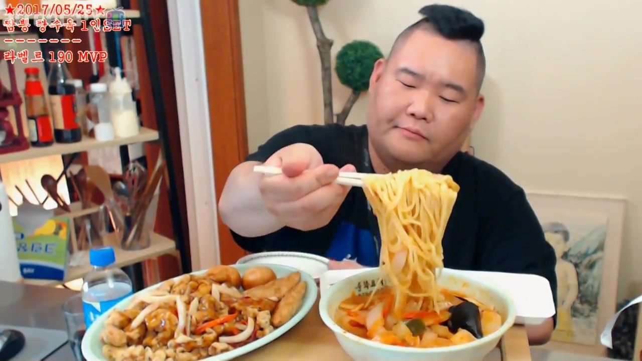 韩国吃播胖哥吃海鲜面糖醋肉