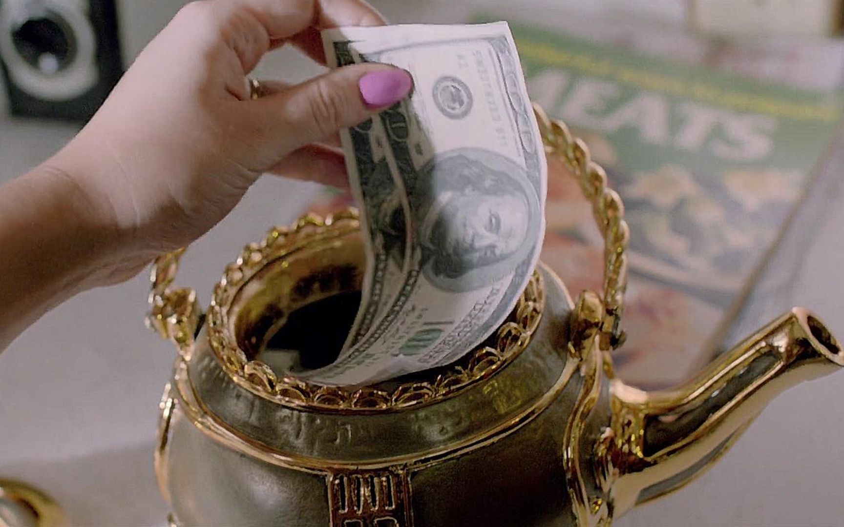 奇幻电影《黄铜茶壶》,茶壶版印钞机,靠自虐就能获得百万现金!