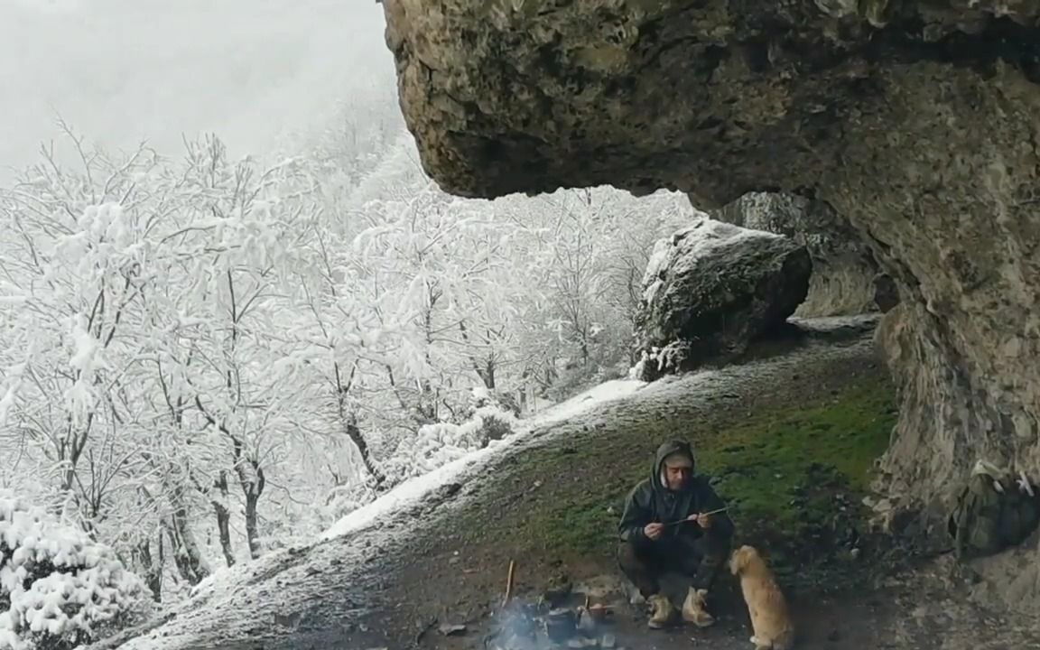 下雪了,进山逛逛,悬崖之下的空间形成天然的庇护所哔哩哔哩bilibili