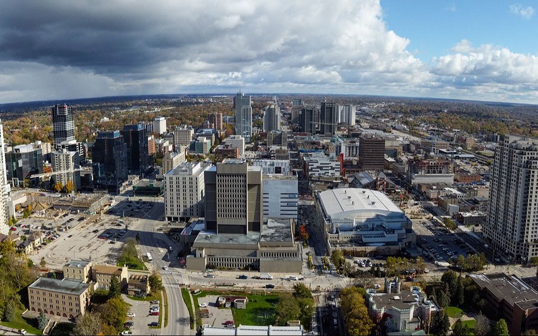 散步伦敦市,不是英国的伦敦,是加拿大安大略省的伦敦市,有个名校叫