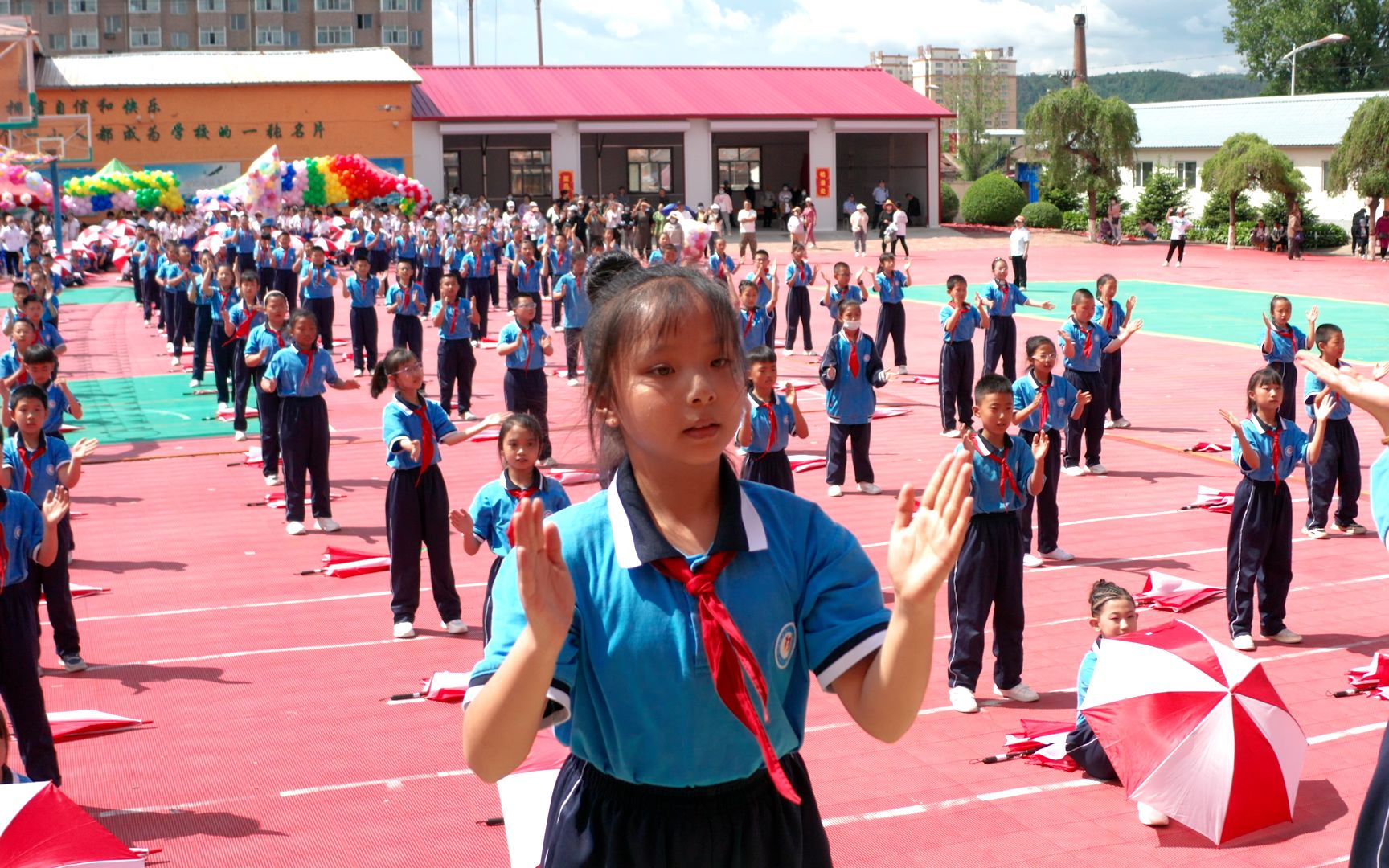 [图]《童心筑路、放飞梦想》柴河第一小学2023年第五十一届运动会团体操表演