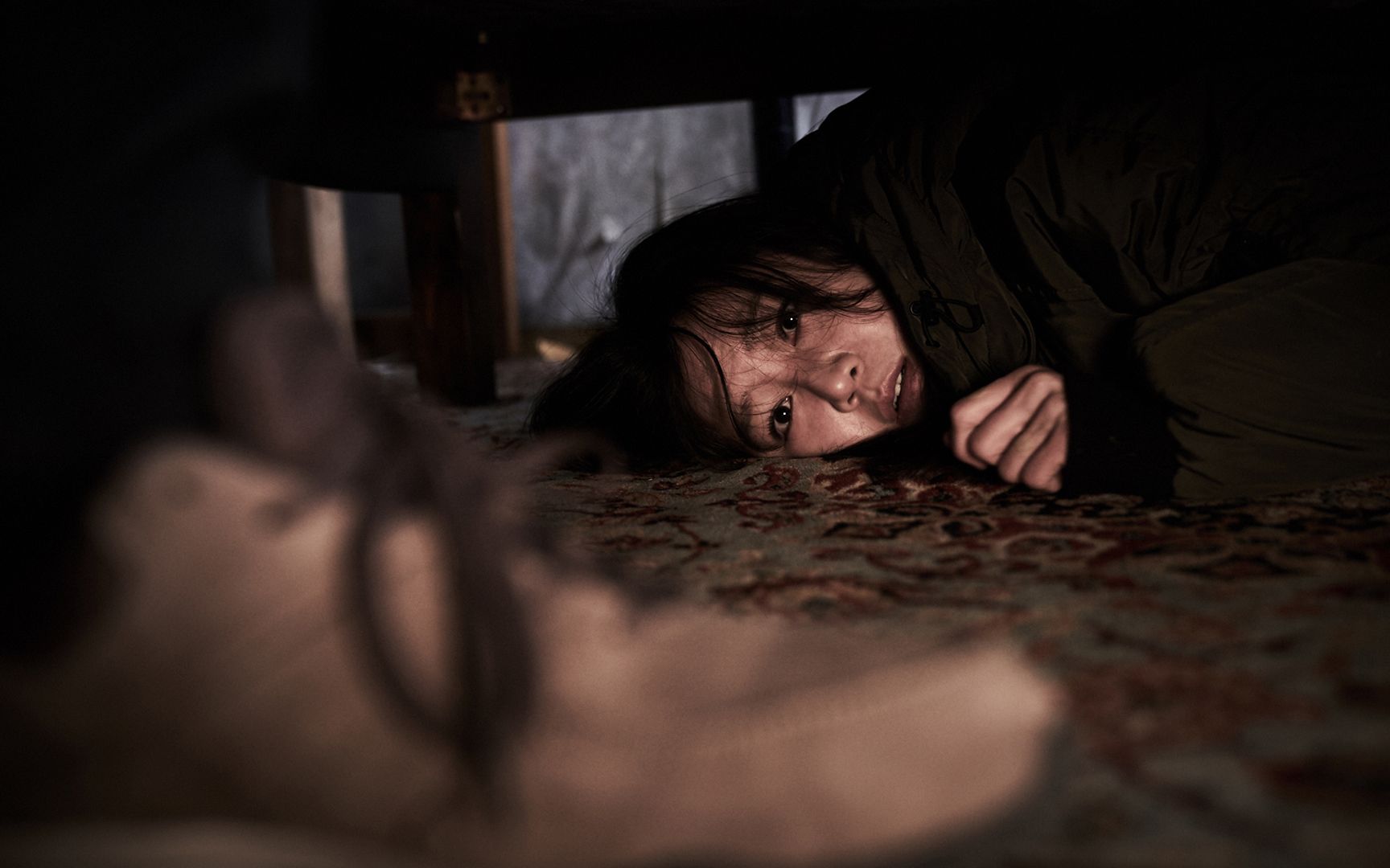 独居女孩熟睡,床下却爬出变态跟踪狂,韩国悬疑惊悚电影《门锁》