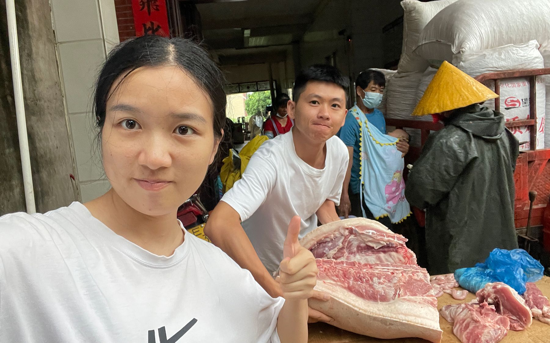 这女婿真豪横,过节宰一头大肥猪,直接扛半头送老丈人哔哩哔哩bilibili