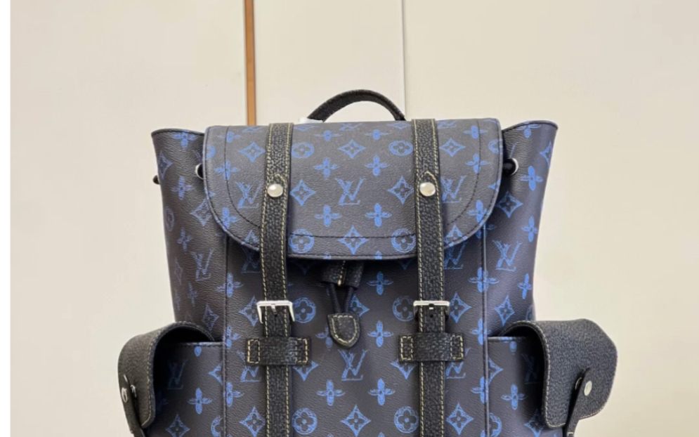 分享一下高仿LV路易威登M46338 本款 Christopher 中号双肩包取材涂层帆布,Monogram 花朵和 LV 标识点亮深色背景哔哩哔哩bilibili