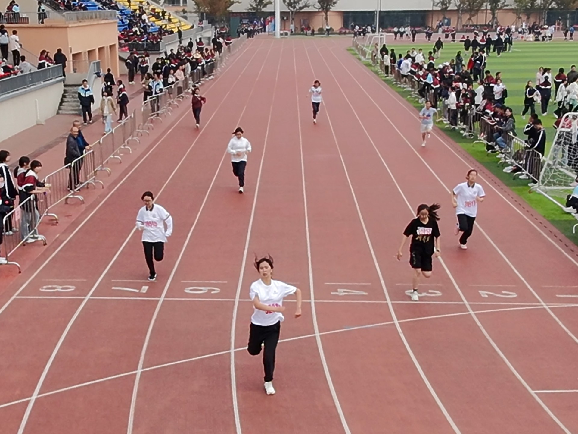 滁州中学2025运动会高三女子200米决赛