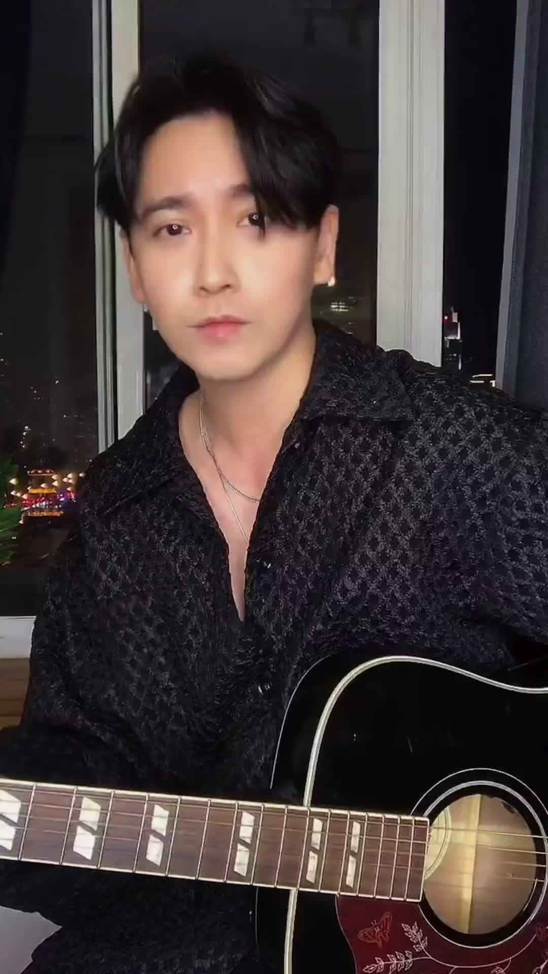 你觉得人生像是瞬间的烟火吗一无所有我在赤世代的作品自弹自唱弹