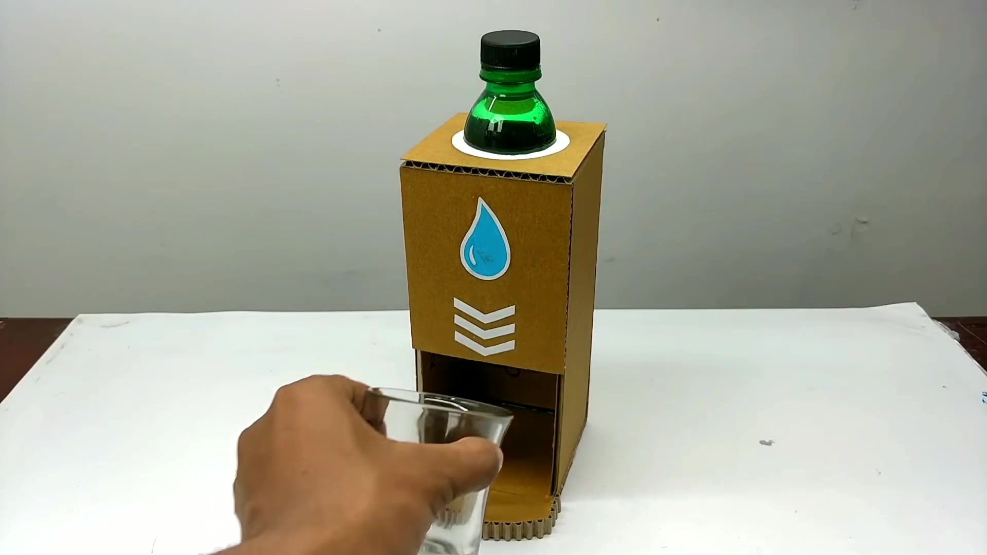 矿泉水瓶自制饮水器图片