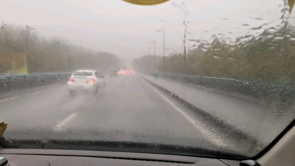 [图]冰冷的雨浇灭了所有的热情