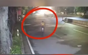 Tải video: 近日，泉州交警中队查获一名男子醉酒驾驶机动车，该男子一路S形走位，摔倒后竟躺路边呼呼大睡。网友表示：心真大啊！