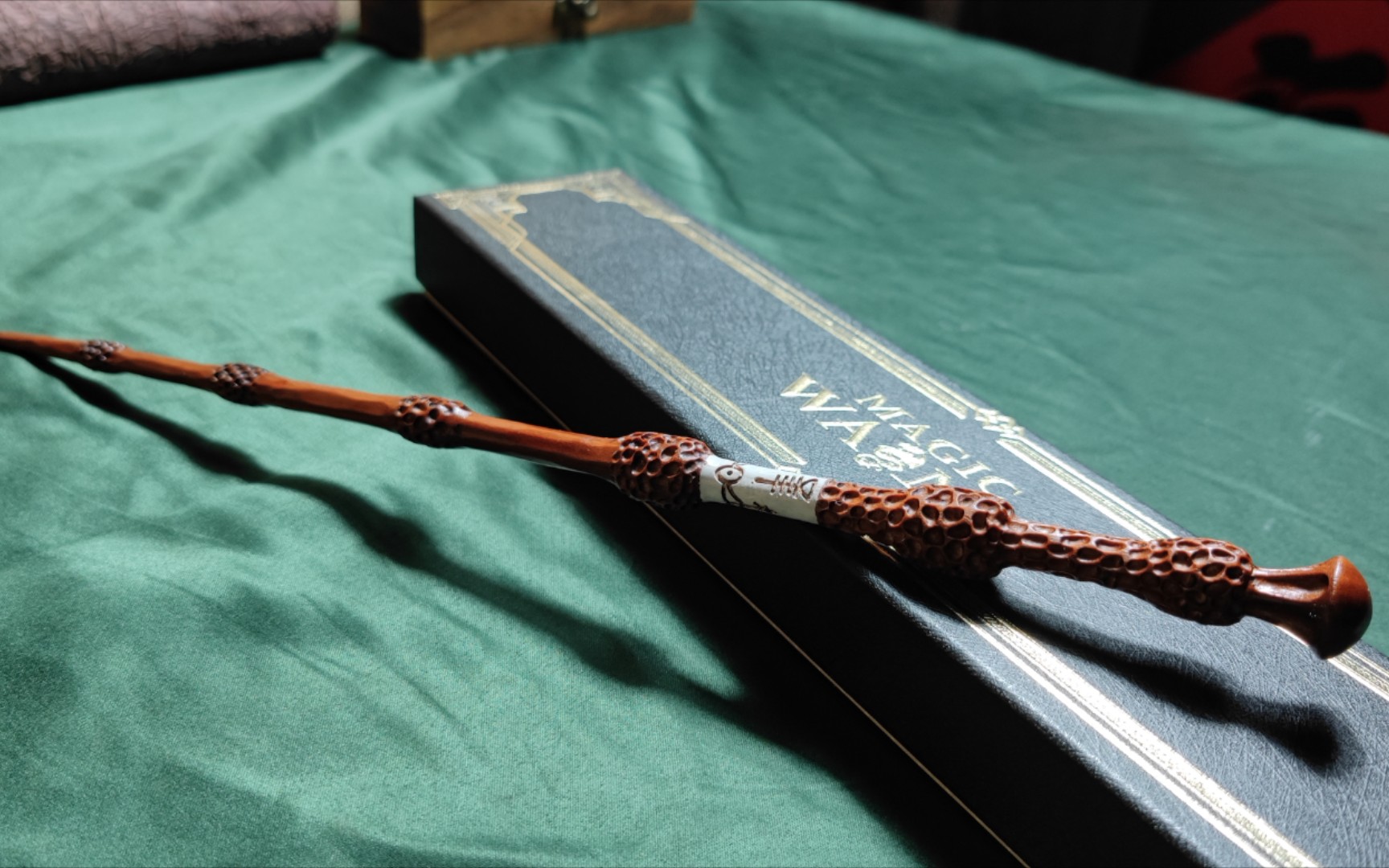 用一块老铁木做一根老魔仗,啊…好硬哦…就好像山楂种子一样,期待魔杖