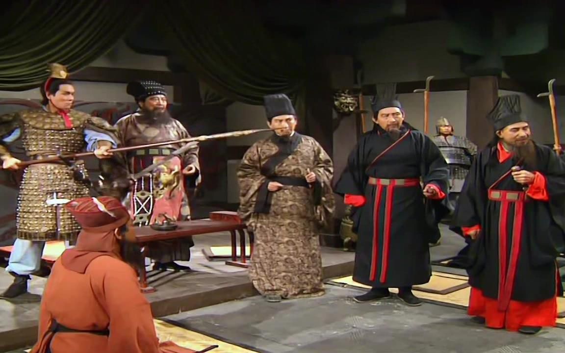 赤兔马加珠宝翡翠,吕布拜董卓为义父,难怪张飞骂他是三姓家奴_哔哩