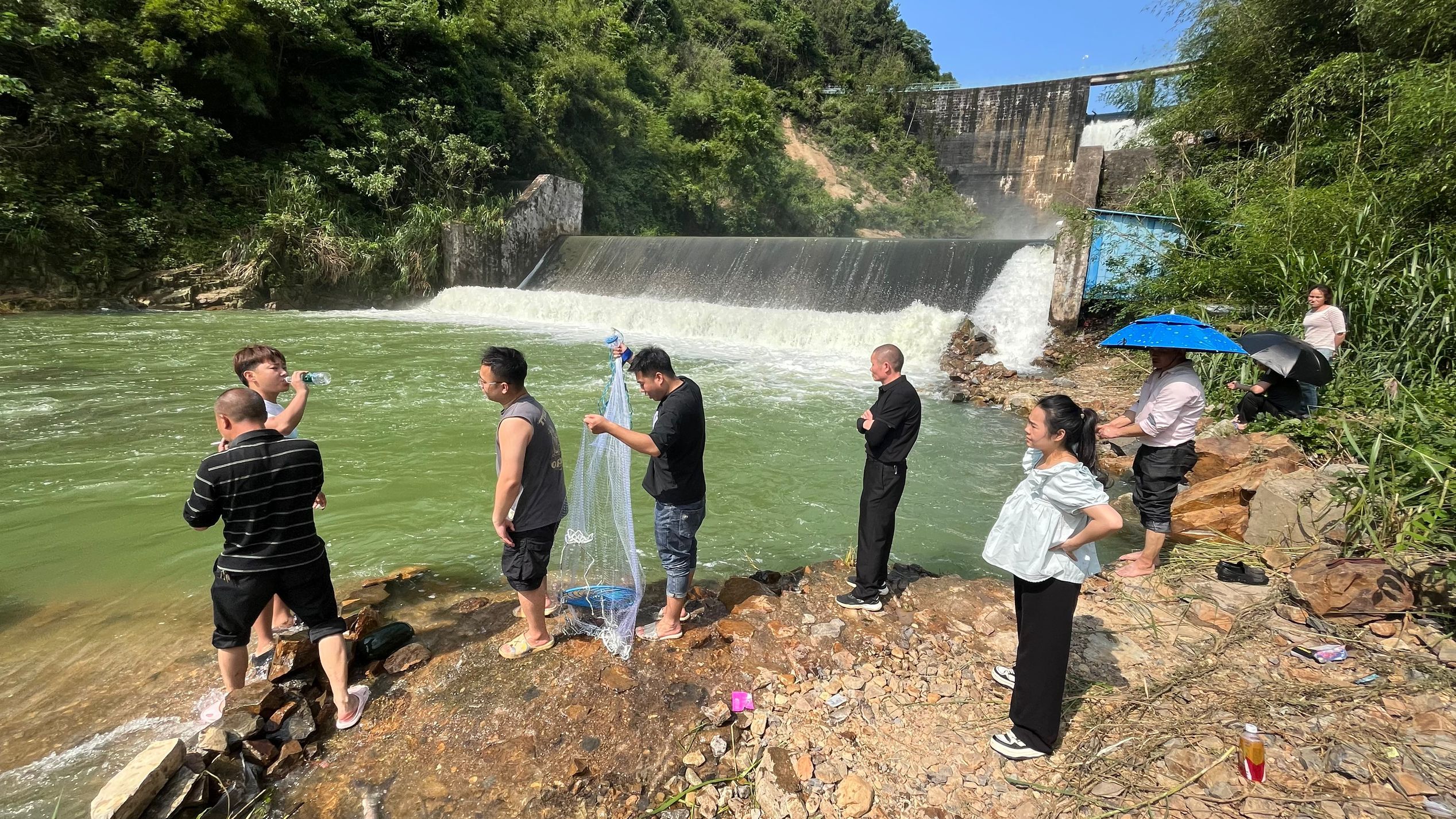 暴雨过后,大型水库冲出来很多大鱼,村民都来捡漏,个个满载而归