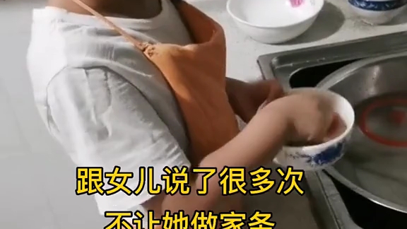 [图]孩子妈妈离开后我们父女三人相依为命，生活有点苦但也带点甜，日子有点累但也伴着许多感动。 "单亲爸爸