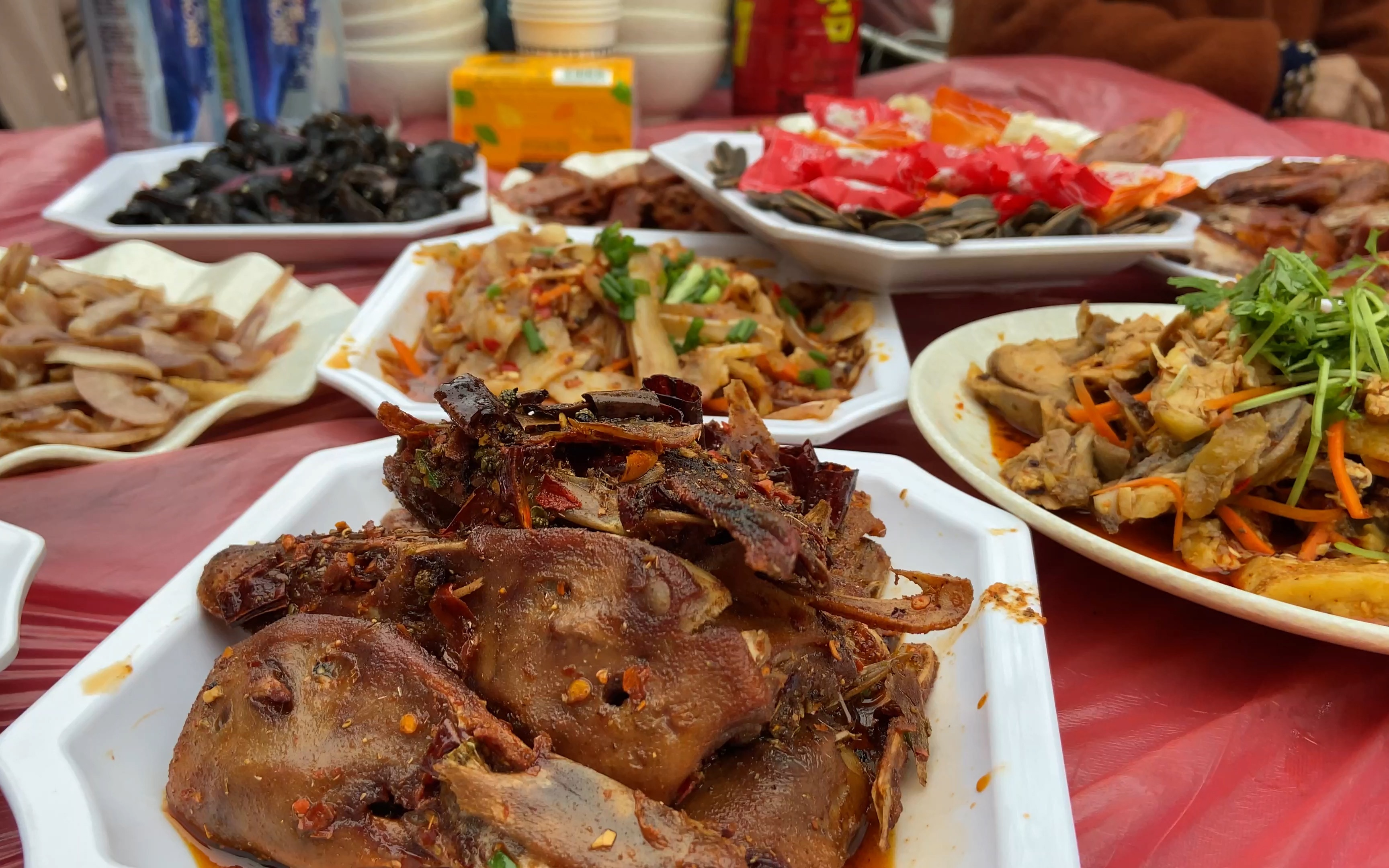 实拍四川农村坝坝席,鸡鸭鱼肉摆满一大桌,看得口水直流