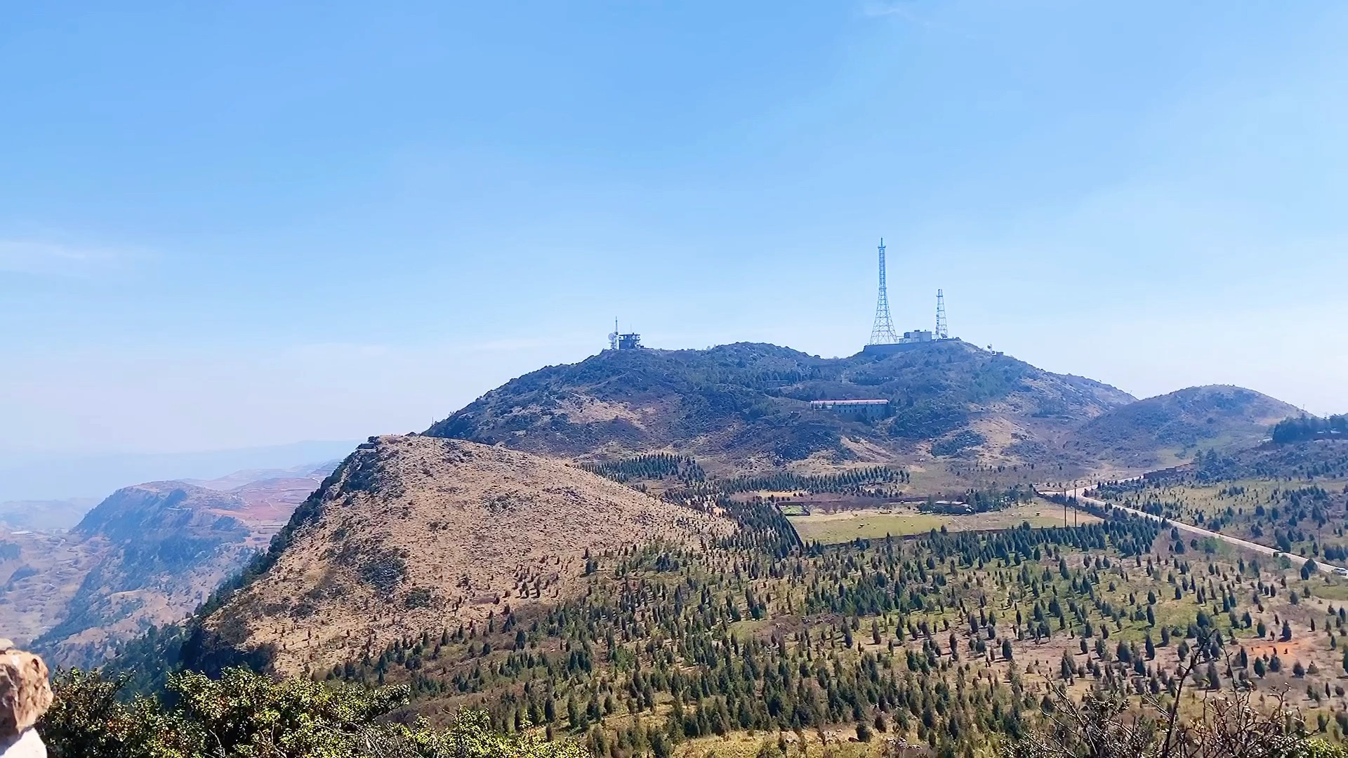 昆明梁王山骑行山顶全景