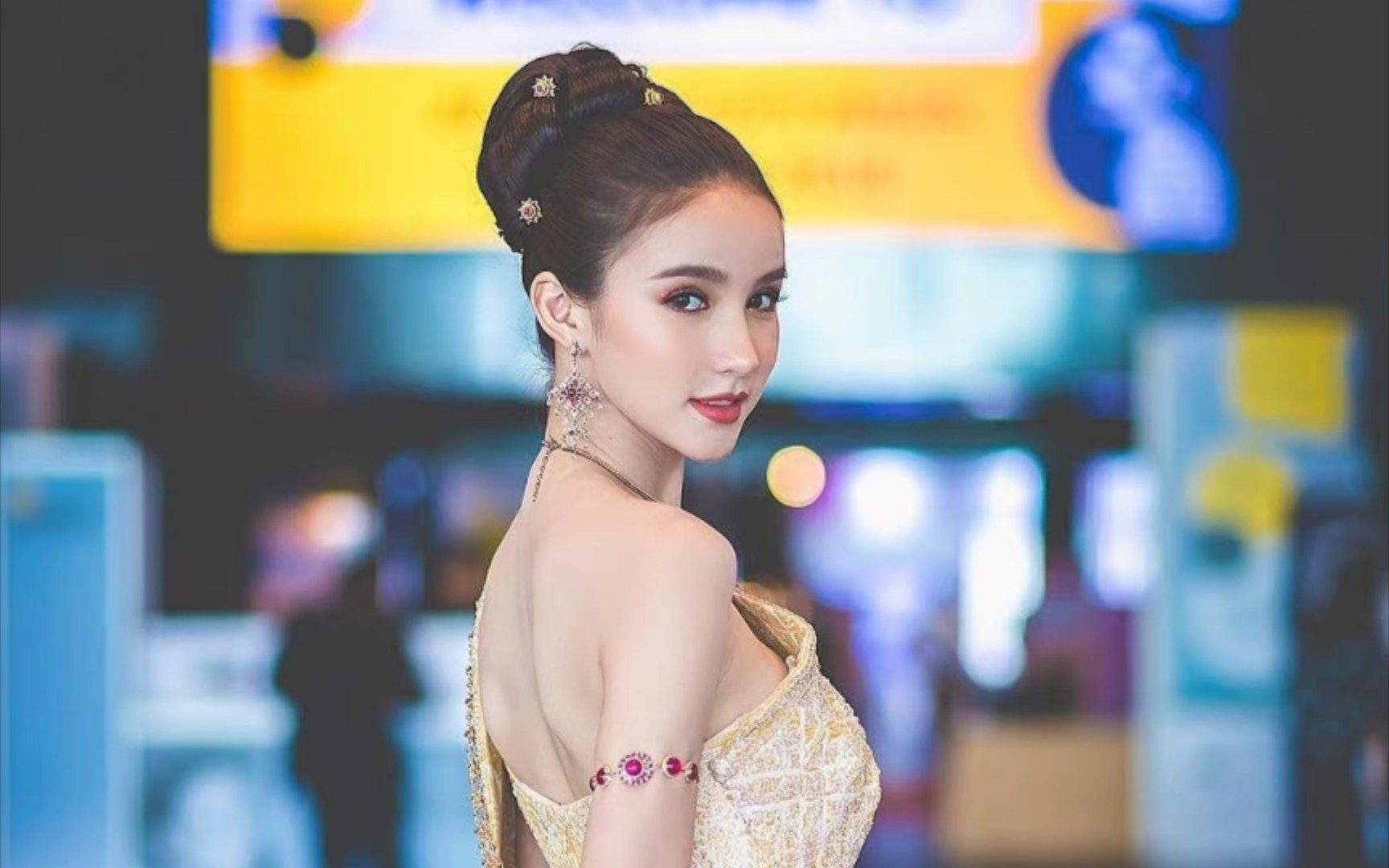 泰国最美人妖yoshi图片