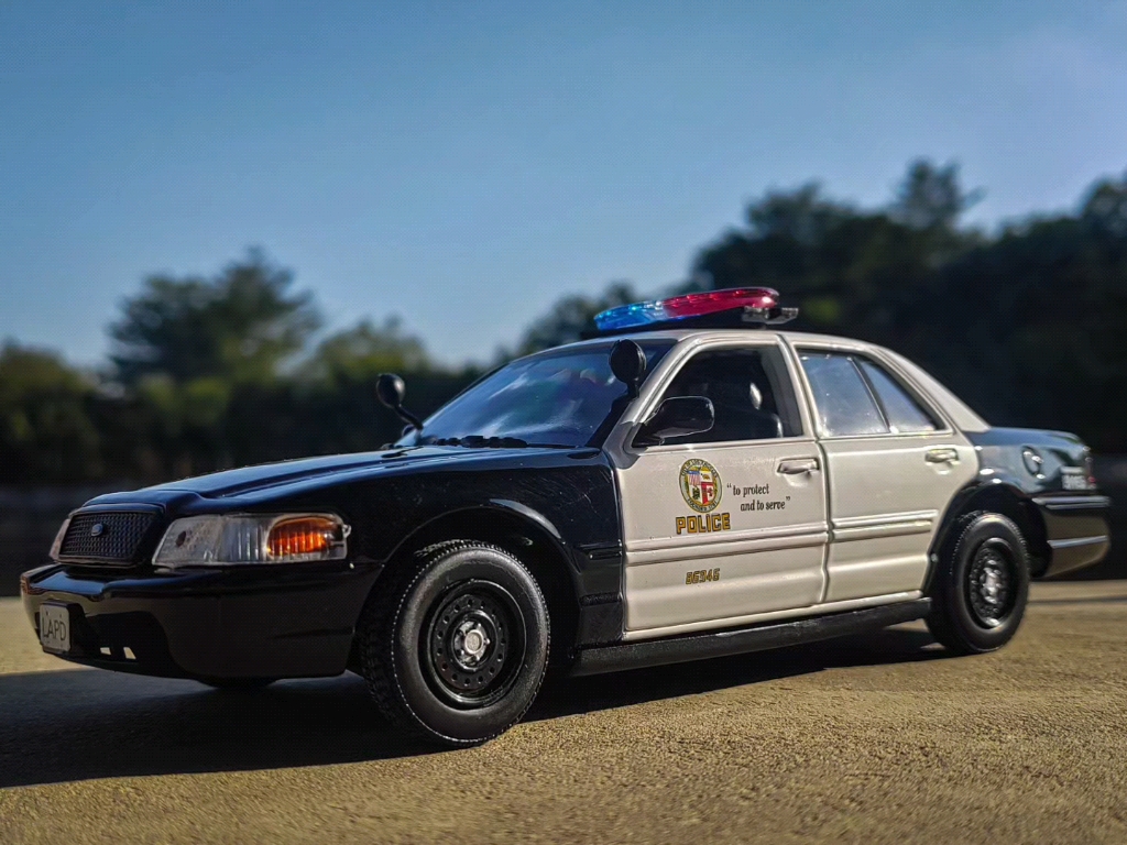 1:24 motomax 红河 福特维多利亚皇冠 lapd 警车模型展示