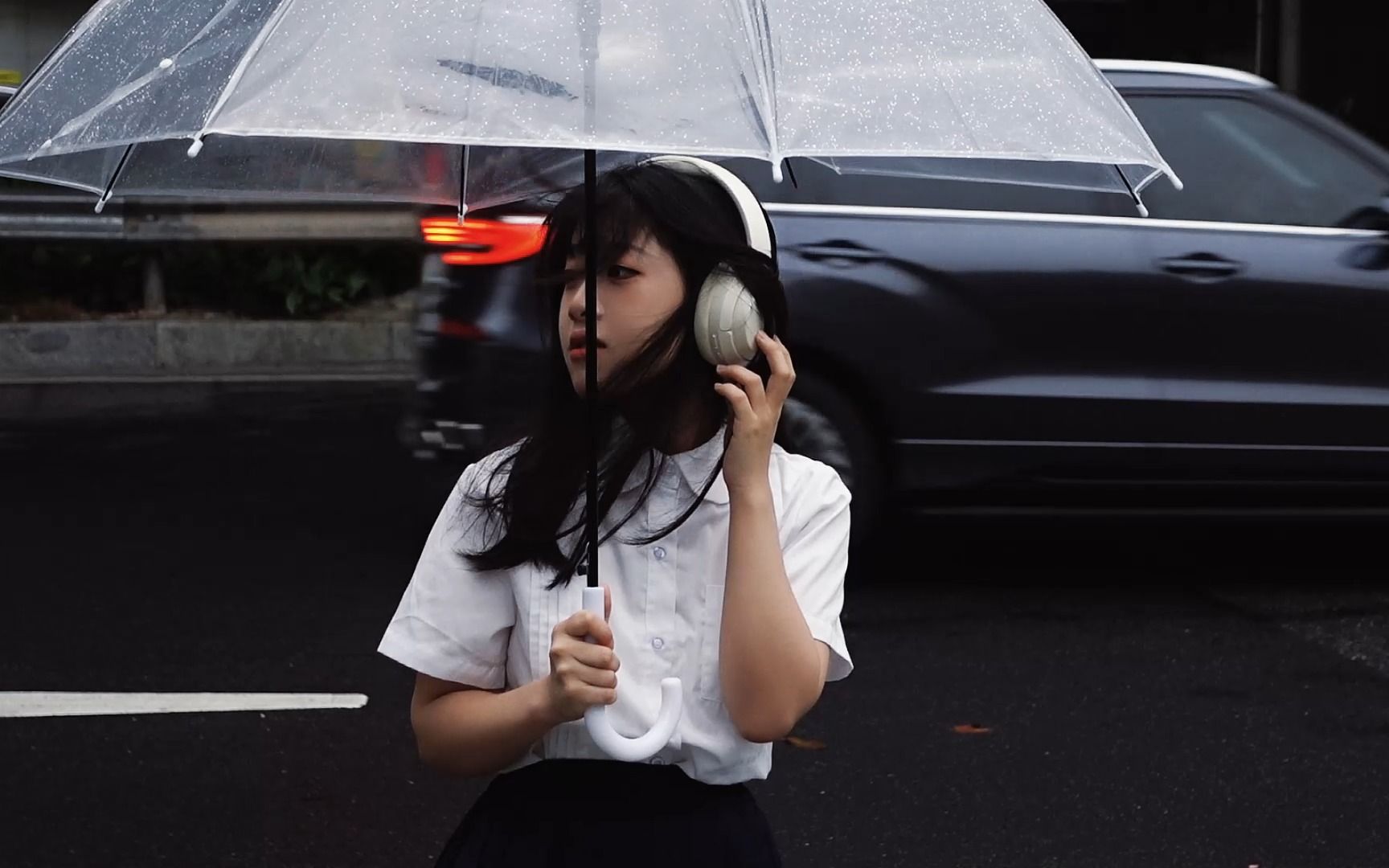 [图]在街上拿着一把透明雨伞你就会获得一个雨天情绪短片