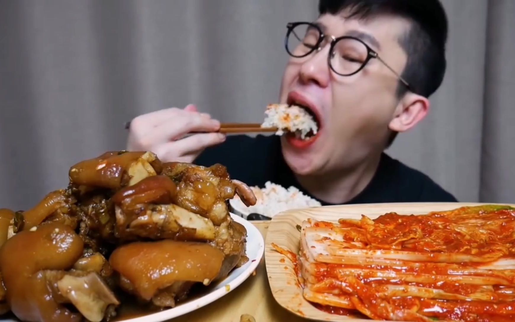 康叔吃播猪蹄辣白菜吃肉肉