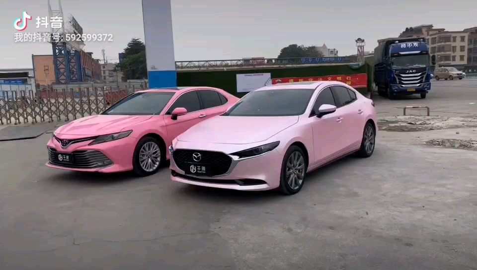 昂克赛拉电光樱花粉贴膜和凯美瑞谁更骚