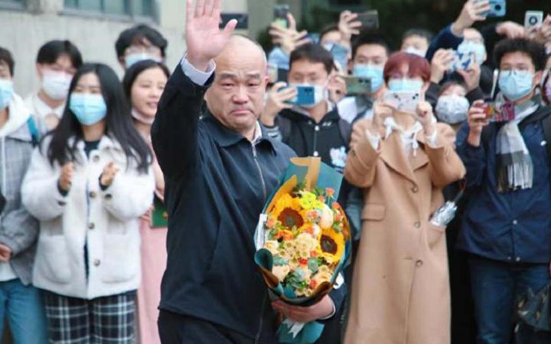 武大校长窦贤康履新,学子齐唱《再见》告别,校长含泪鞠躬哔哩哔哩bilibili