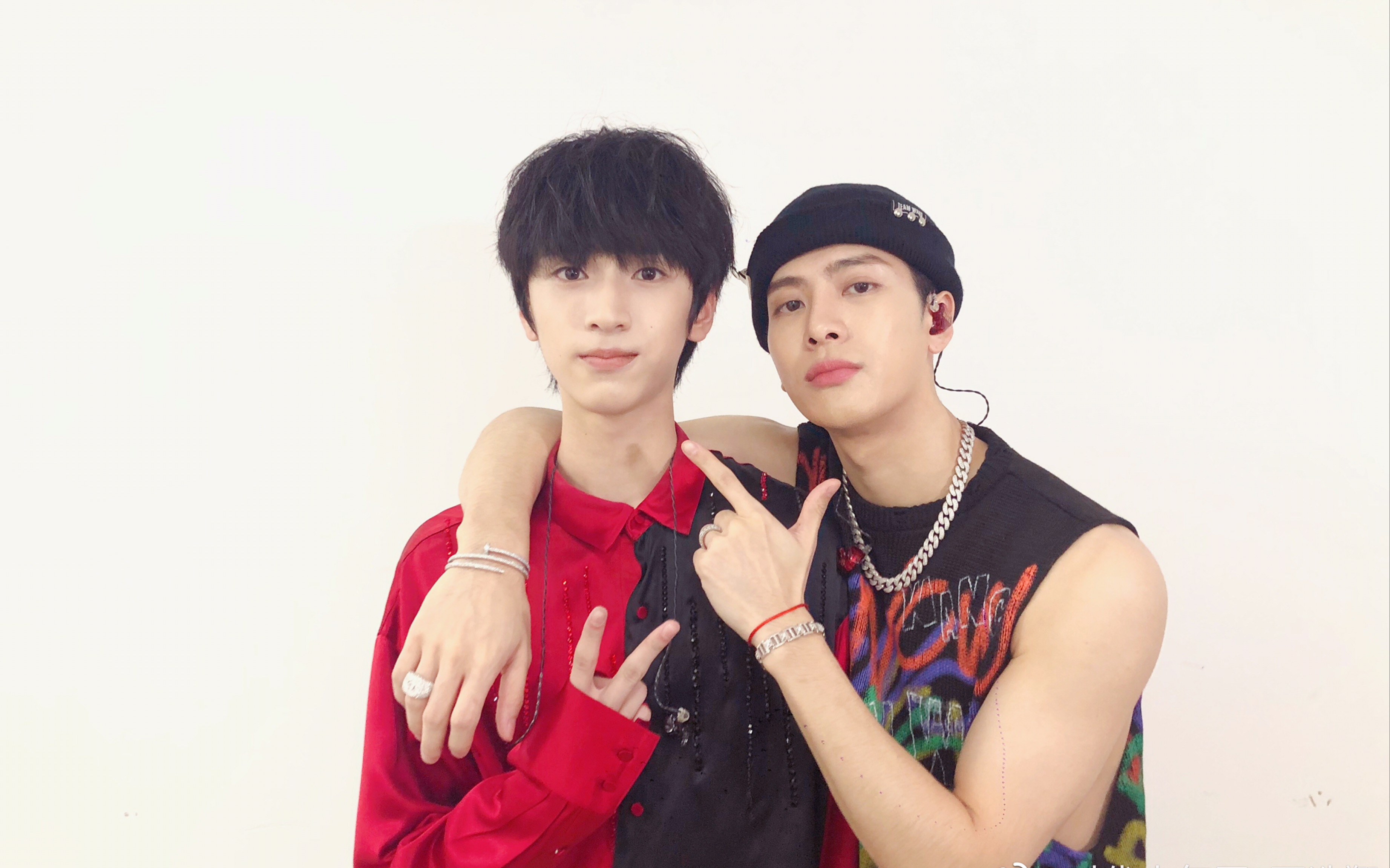 王嘉尔严浩翔初次见面芒果跨年后台热情拥抱