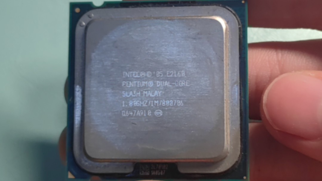 Intel Pentium DualCore 775平台的老CPU(视频中,我将此CPU与2011帧的CPU比较大小,这是错误的,不要学我评论区也不用喷了)哔哩哔哩bilibili