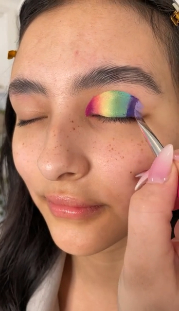 彩虹眼妆与水钻