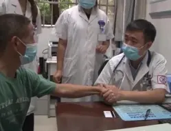 男子患腱鞘囊肿准备手术，良医不开刀现场秒解决，没花钱就出院