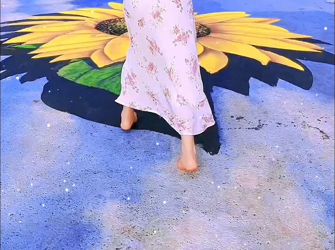 她来了她来了 她光着脚丫走来了