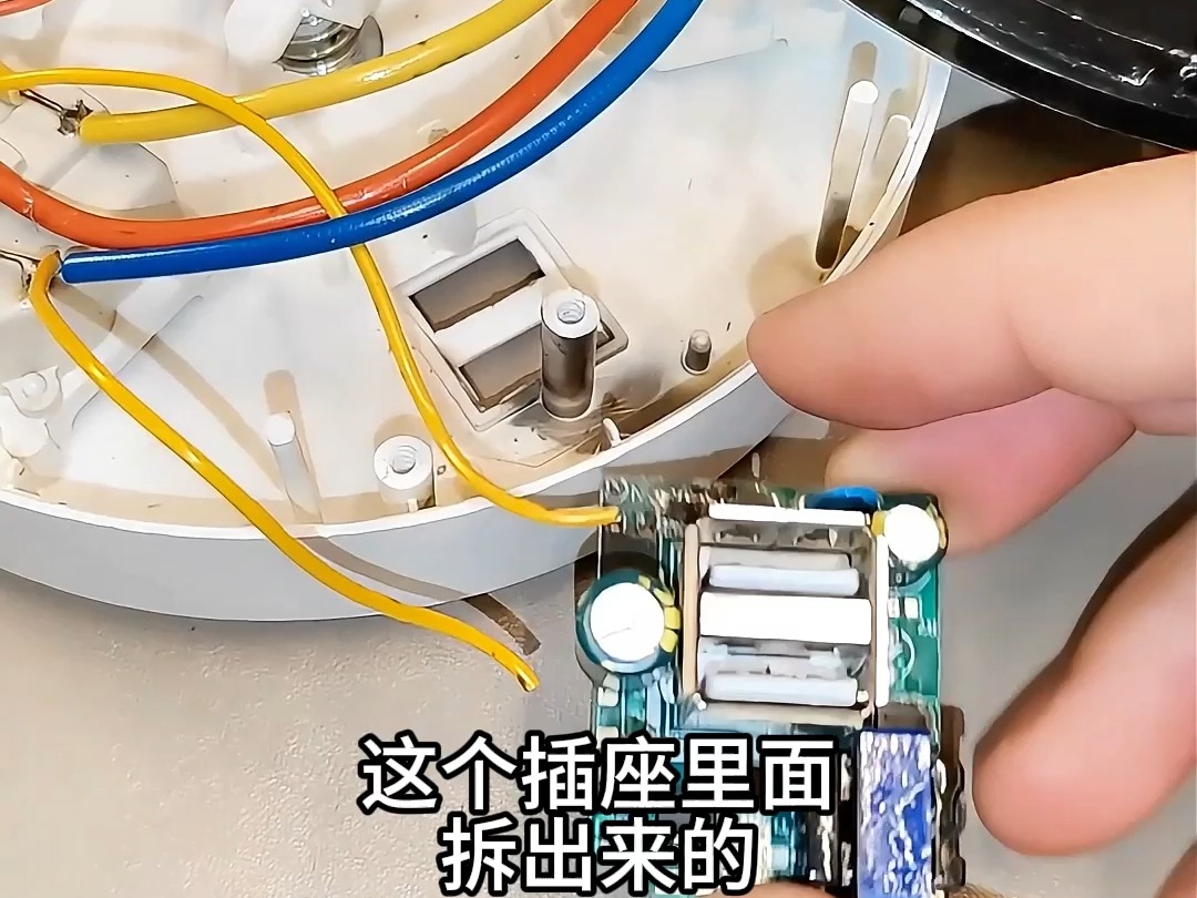 带USB插孔的杂牌插座为什么不建议使用?-布丁哥讲电路-布丁哥讲电路-哔哩哔哩视频
