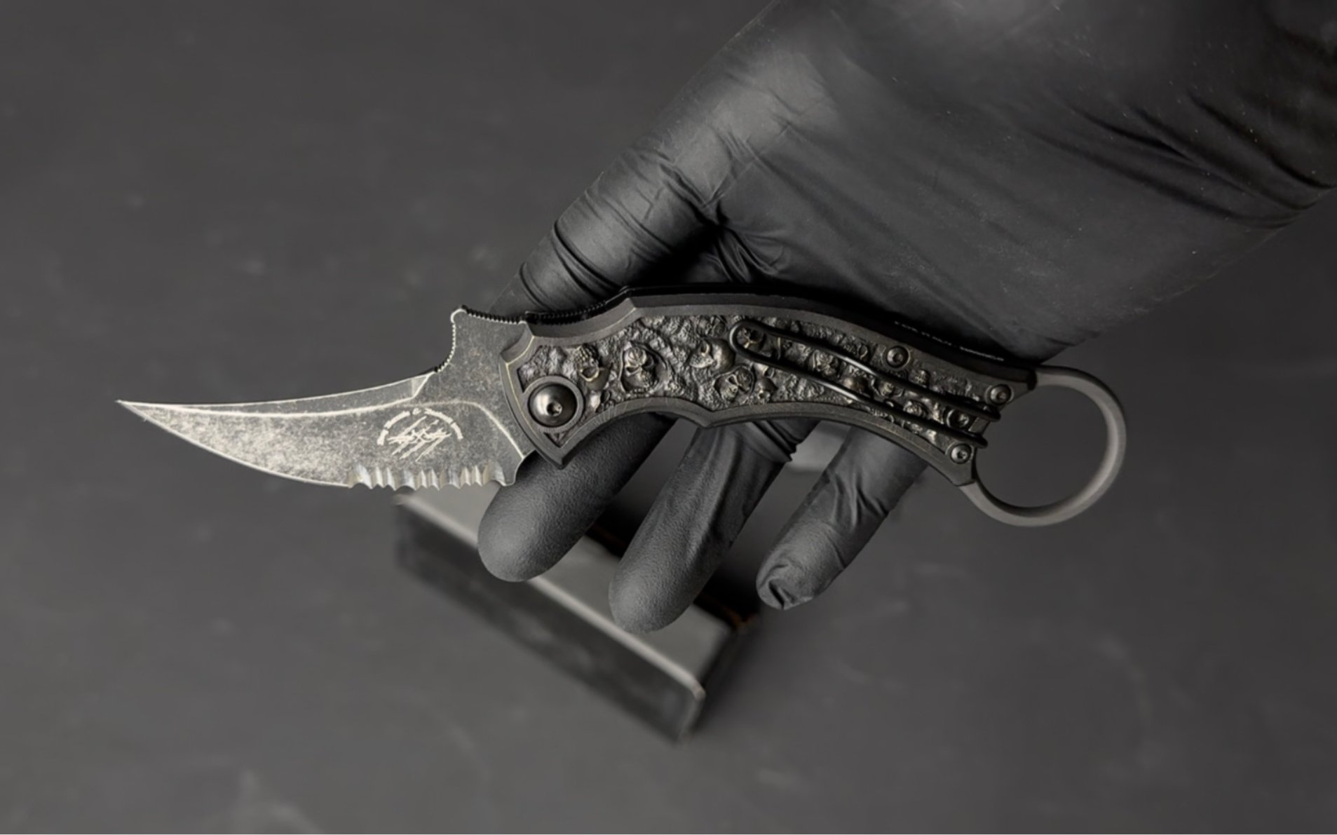 巴斯蒂内利 mako 折叠爪 铜柄骷髅雕刻 n690钢