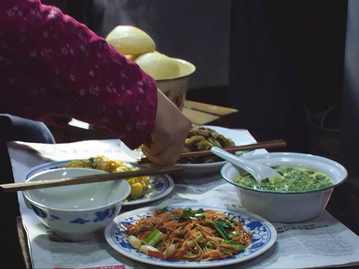 [图]影视看饿了吃戏：王宝强大口吃肚包鸡，吴京吃番茄炒蛋下饭，真香