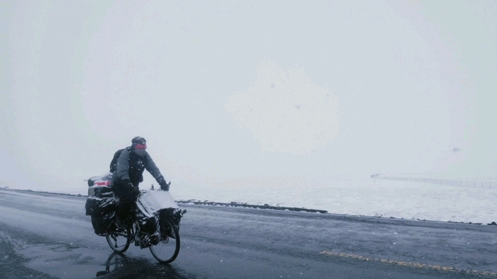 骑行青海唐蕃古道,翻越巴颜喀拉山垭口,还是没能躲过冰雹的眷顾,入驻八星级豪华营地,其实我在路上看见了一处时空门,可惜没等去试试就消失了哔...