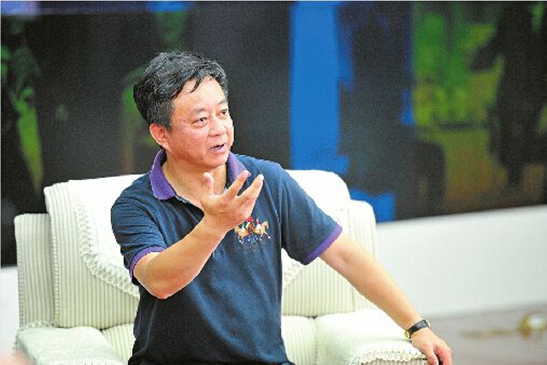 56岁朱军示爱!曾被控猥亵女实习生,如今与老婆恩爱如初?