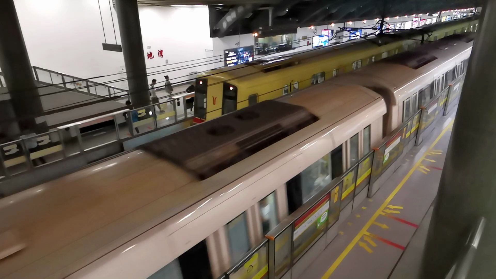 花地湾站,大西和bbd同时进出站