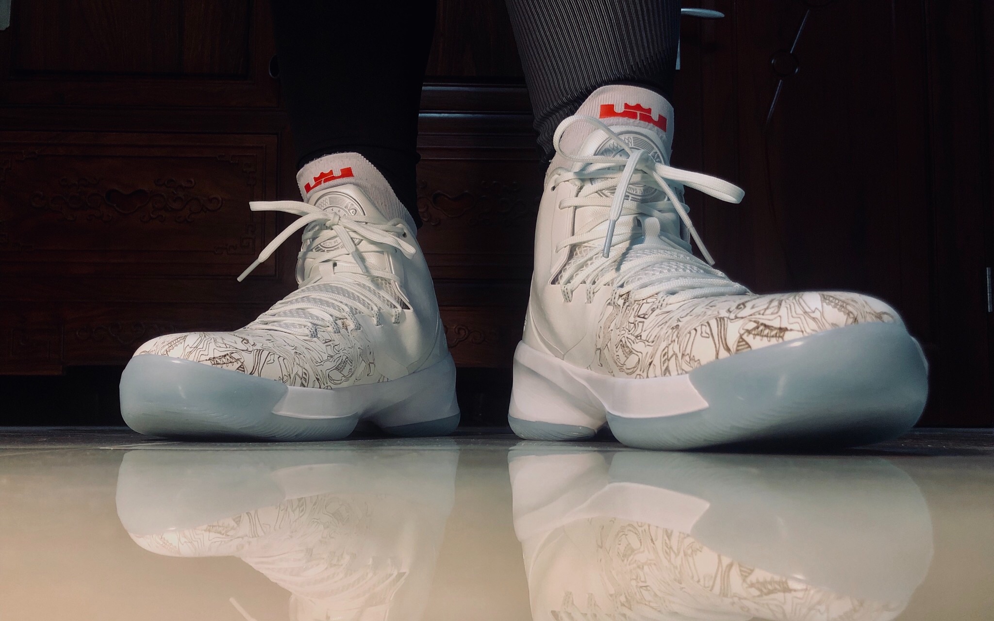 【踩到变形】 李宁驭帅10白涂鸦 云缓震暴力形变 |缓震 回弹_哔哩哔哩