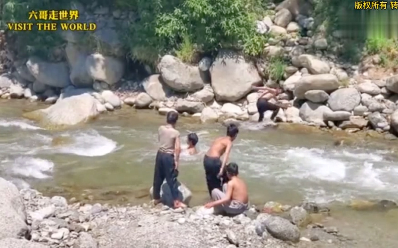 [图]巴基斯坦北部山区的孩子们，在雪山河里抓鱼游泳，鳟鱼味道很不错