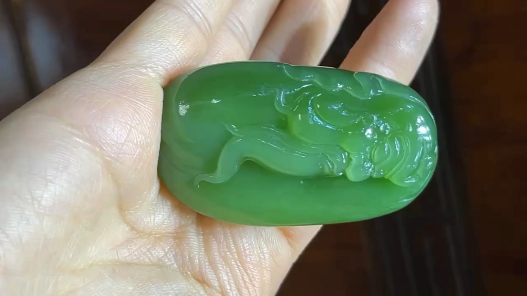 和田玉碧玉挂件吊坠关公,质地油润细腻,脂份出色,色阳迷人,冰润十足!