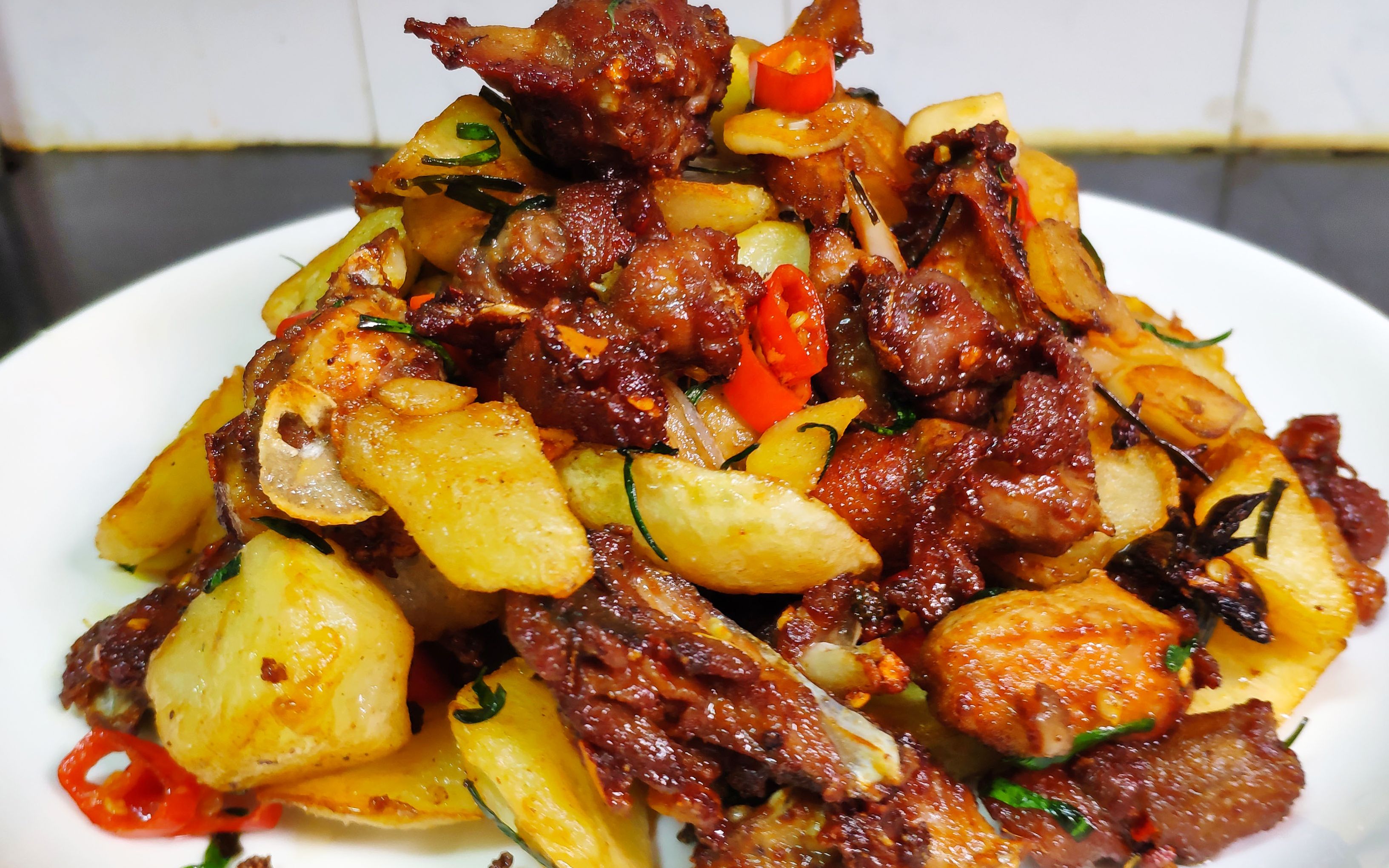 老刘教你在家做干煸土豆鸡块,比红烧鸡块好吃多了,看着都流口水