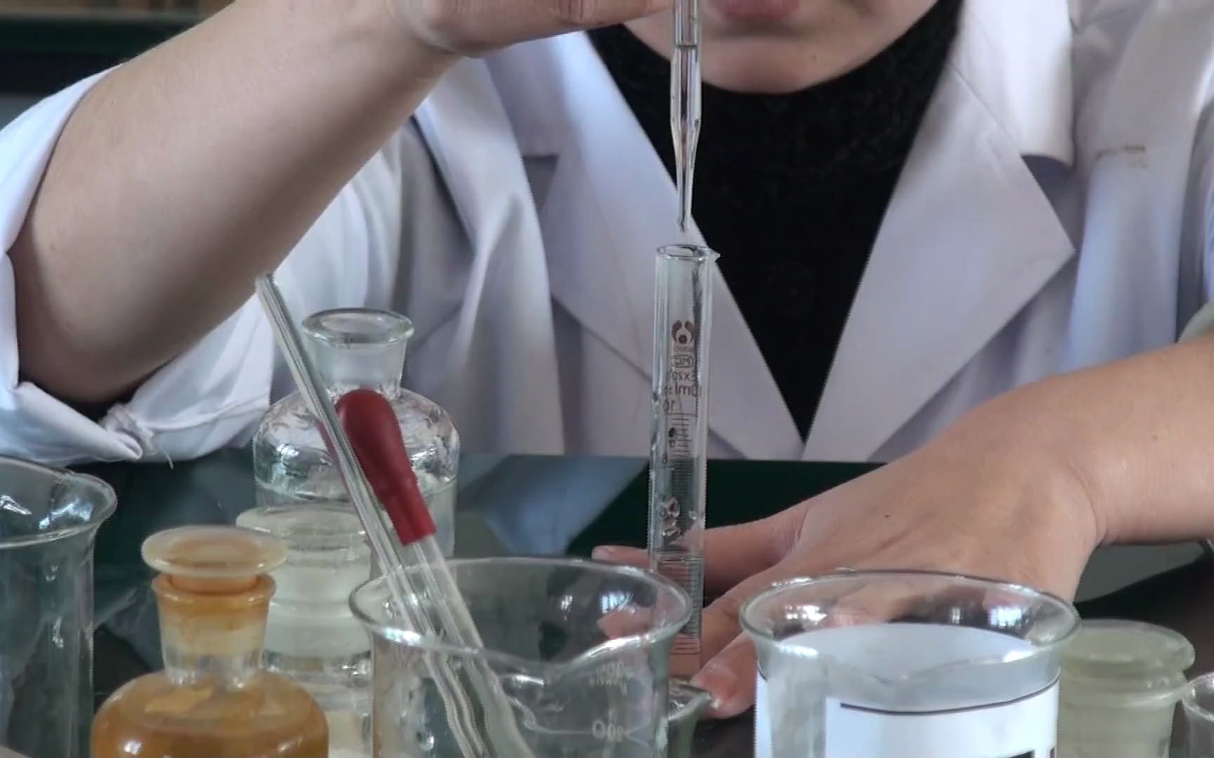 2化学实验室之旅2.液体药品取用-视频实验演示