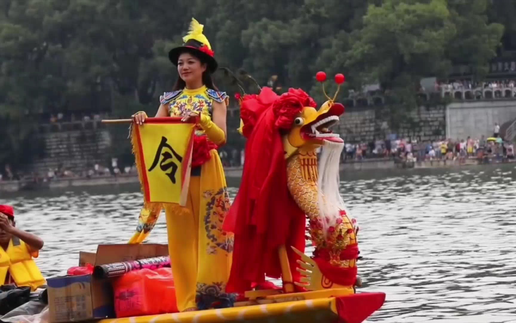 桂林祈福龙舟大河圩油榨村的美女头旗,英姿飒爽,巾帼不让须眉,愿国泰民安!风调雨顺!!#端午节#连续五届头旗哔哩哔哩bilibili