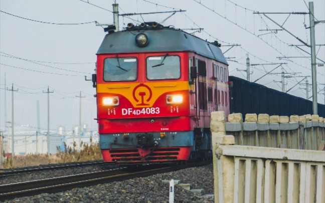 天津南环铁路df4d-4083牵引7334通过大港油库道口万家码头方向_哔哩