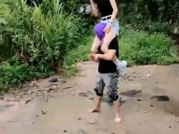 户外健身骑脖子