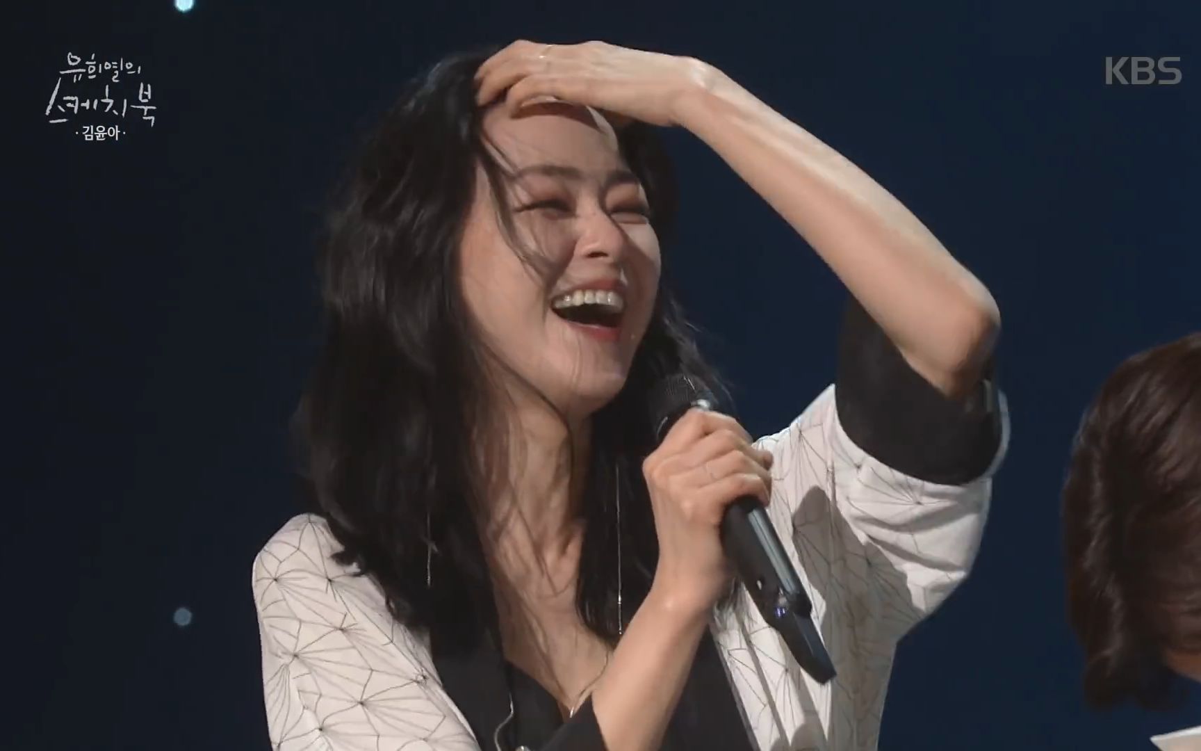 金润雅几十年如一日的"扑哧笑"~ 你想叫她老师,但你还是觉得她好可爱