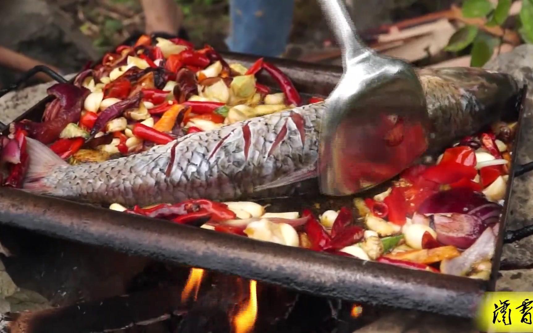 美女姐姐户外铁板烧鱼,色香味俱全,吃的得劲