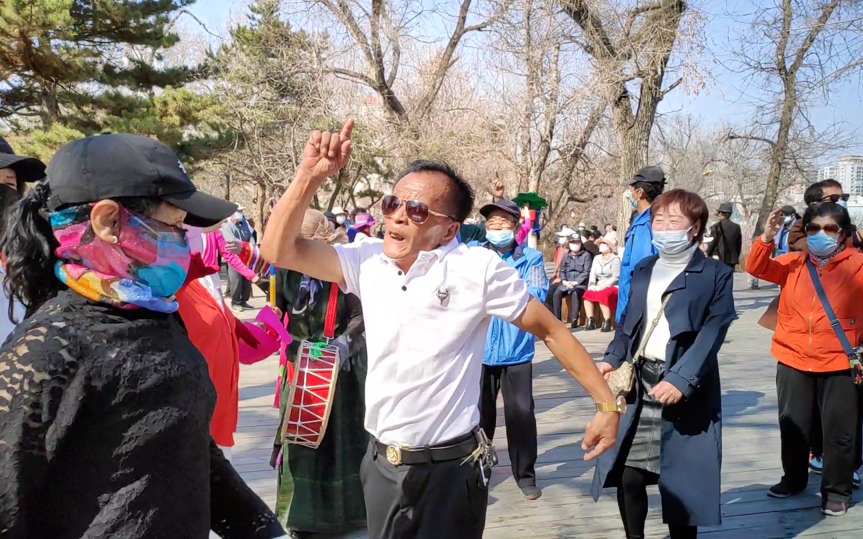 广场舞全场最亮的大爷,跳起舞来好哇塞!