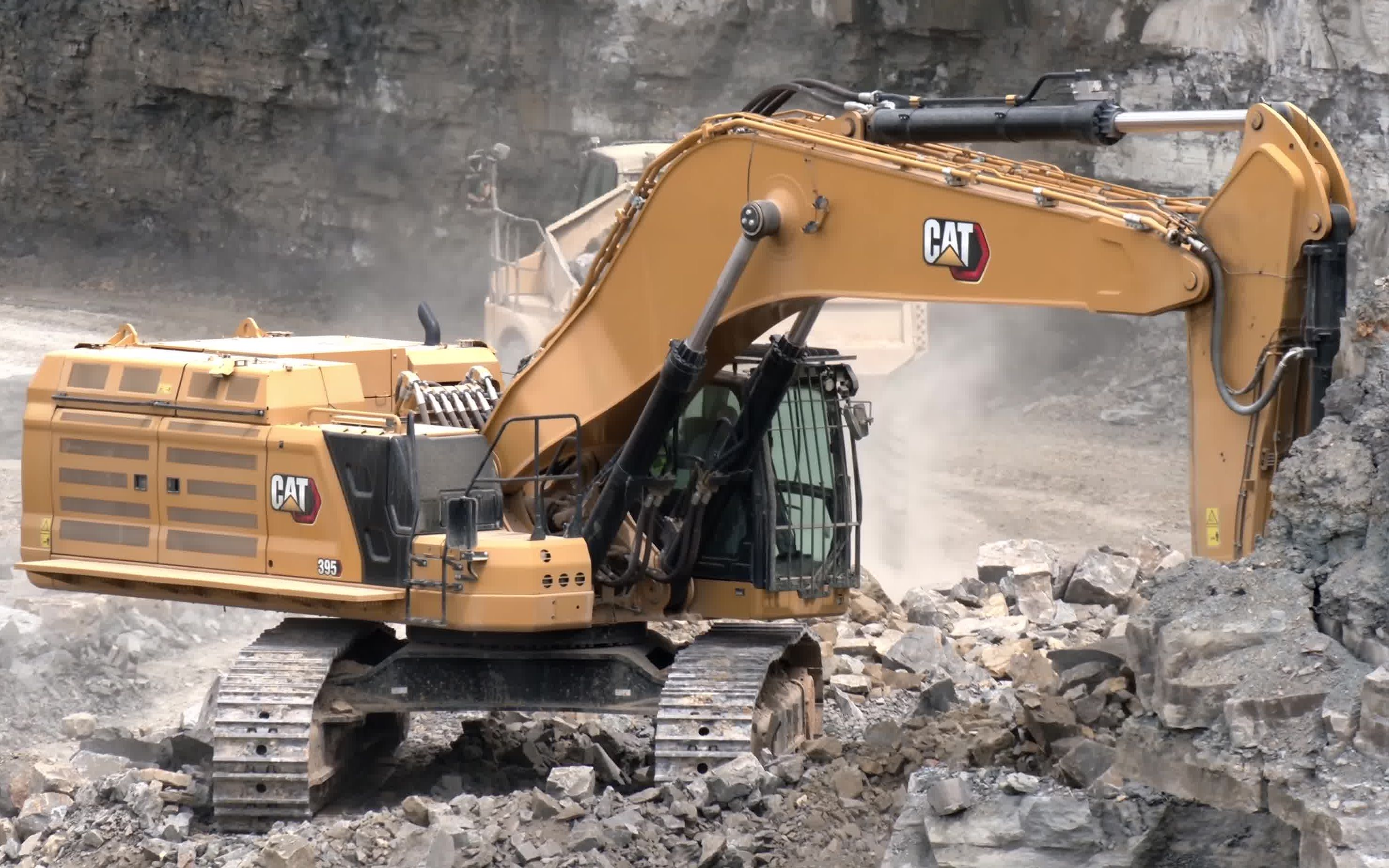 cat 395挖掘机岩石装车施工4k