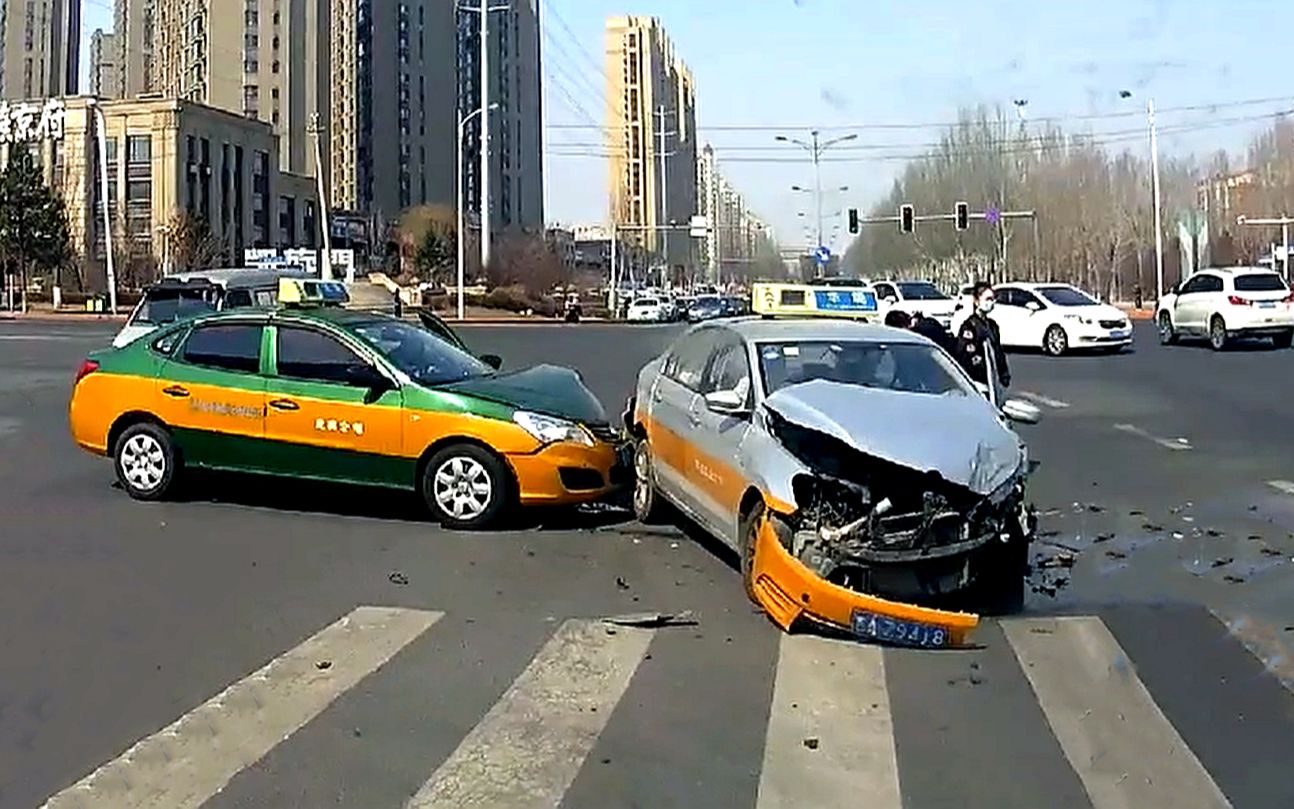交通事故合集:红绿灯路口任性抢行,遇上状况刹车已来不及